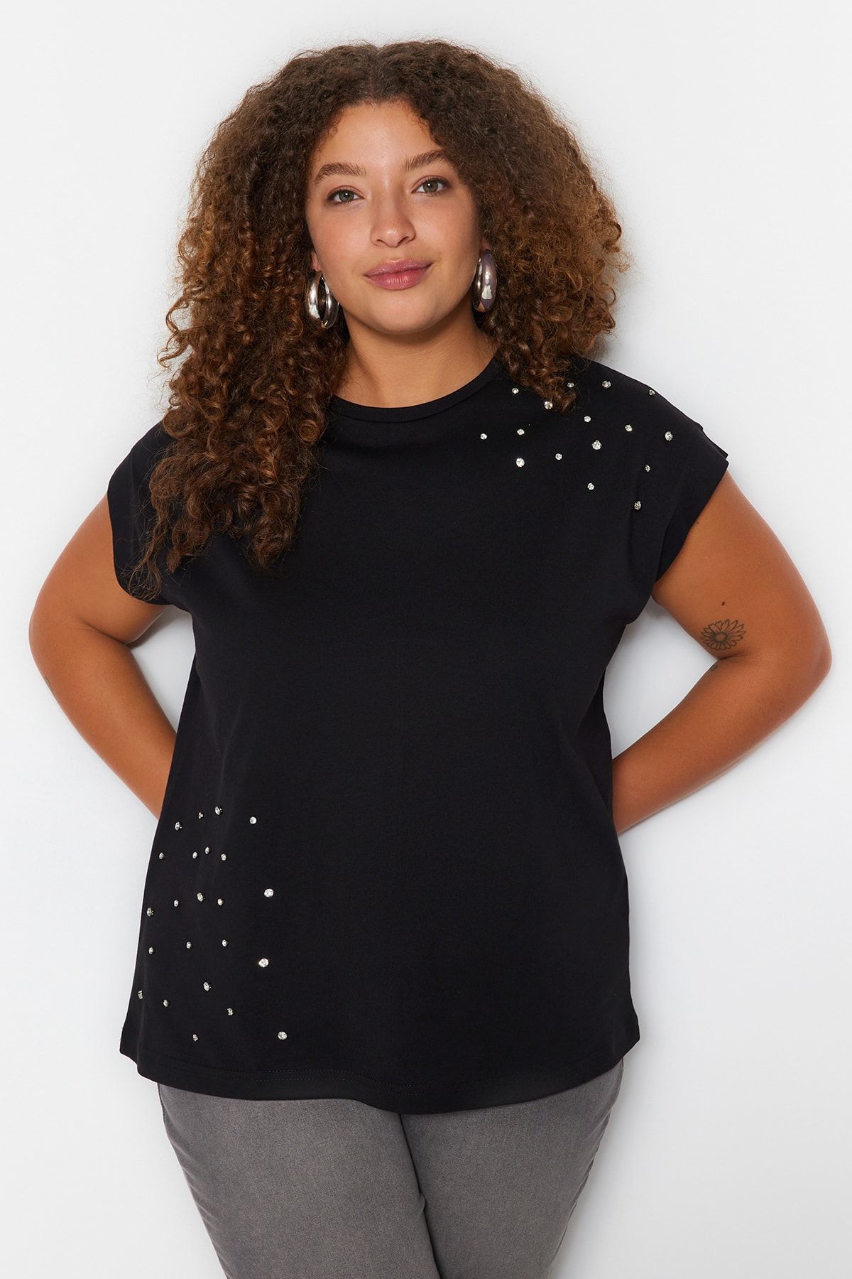 Trendyol Curve Schwarzes T-Shirt mit Rundhalsausschnitt und Steindetail, 100 % Baumwolle – TBBSS23BF00041