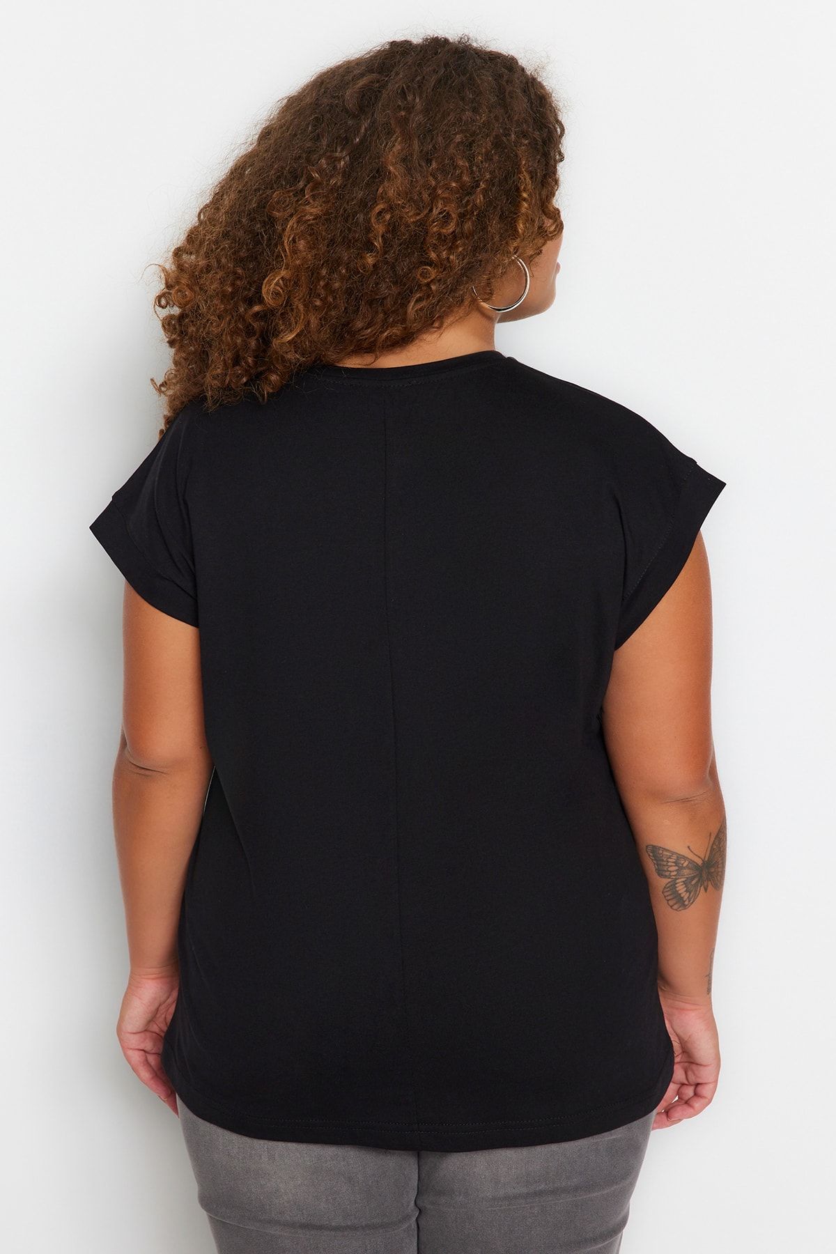 Trendyol Curve-Schwarzes T-Shirt mit Rundhalsausschnitt und Steindetail, 100 % Baumwolle – TBBSS23BF00041 6