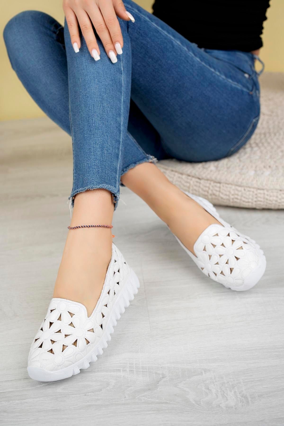 White summer flats 2025