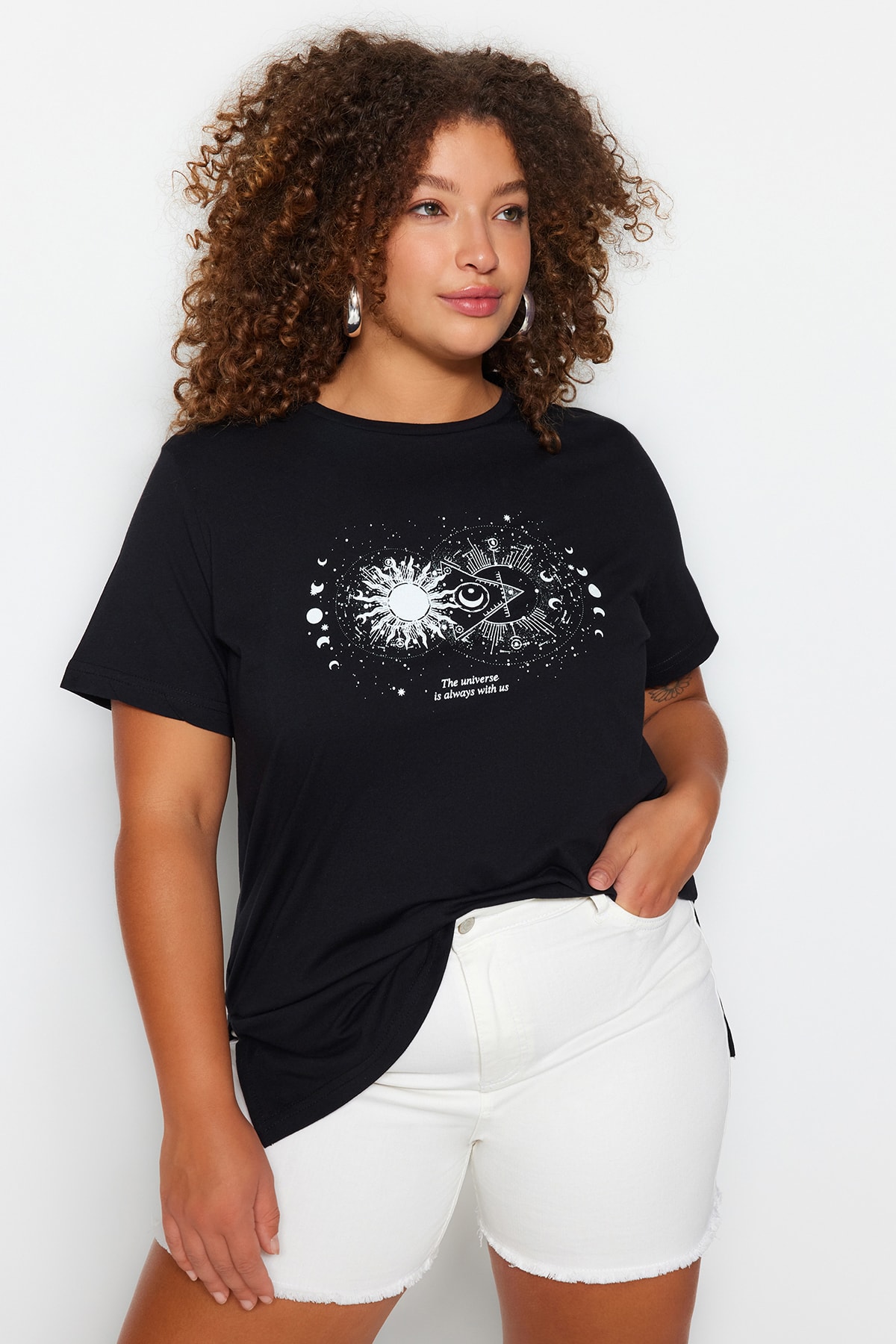 Trendyol Curve Schwarzes Strick-T-Shirt mit Rundhalsausschnitt – 100 % Baumwolle TBBSS23BF00030