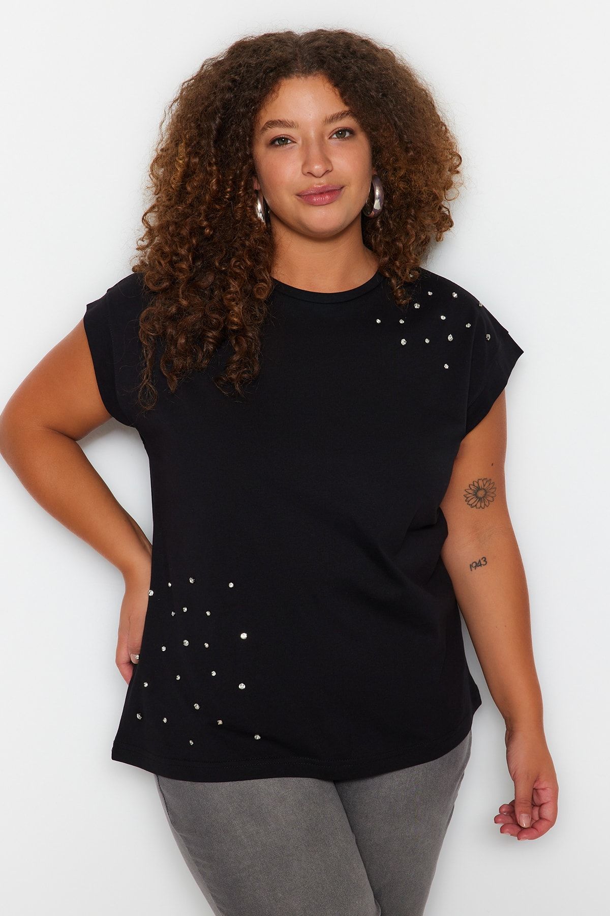 Trendyol Curve-Schwarzes T-Shirt mit Rundhalsausschnitt und Steindetail, 100 % Baumwolle – TBBSS23BF00041 3