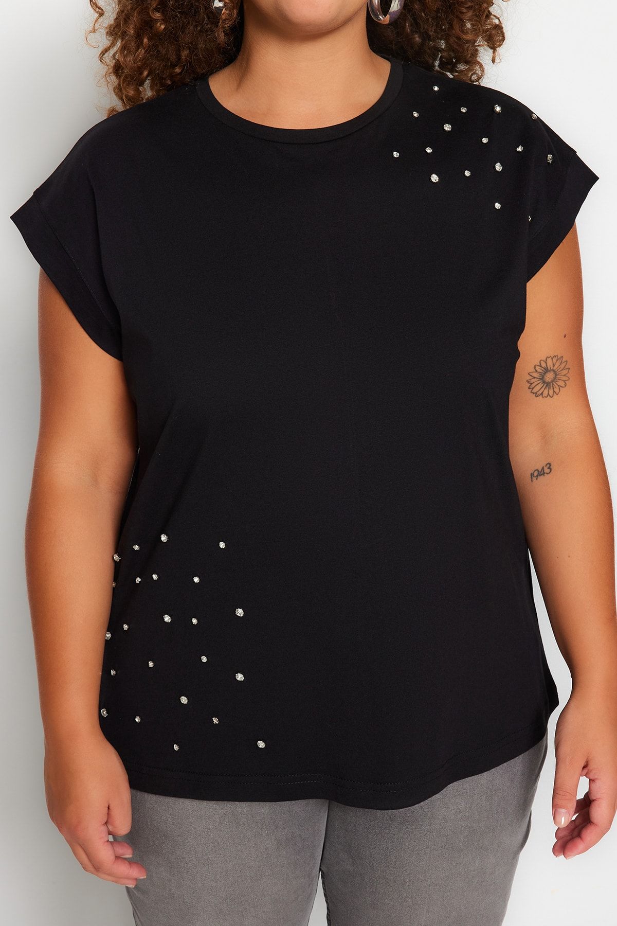 Trendyol Curve-Schwarzes T-Shirt mit Rundhalsausschnitt und Steindetail, 100 % Baumwolle – TBBSS23BF00041 5