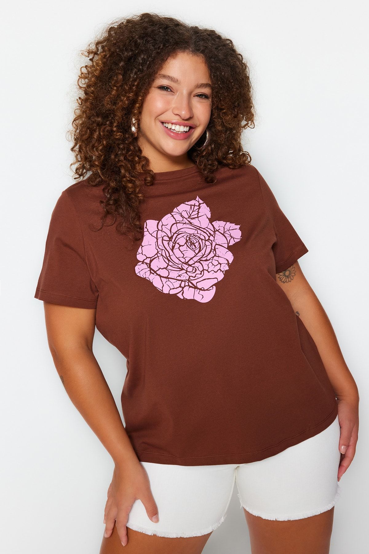 Trendyol Curve Große Größen in T-Shirt Braun Regular Fit