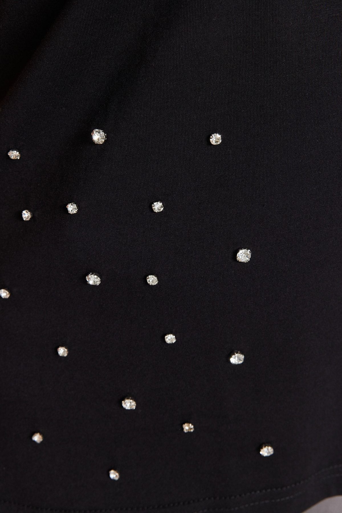 Trendyol Curve-Schwarzes T-Shirt mit Rundhalsausschnitt und Steindetail, 100 % Baumwolle – TBBSS23BF00041 4