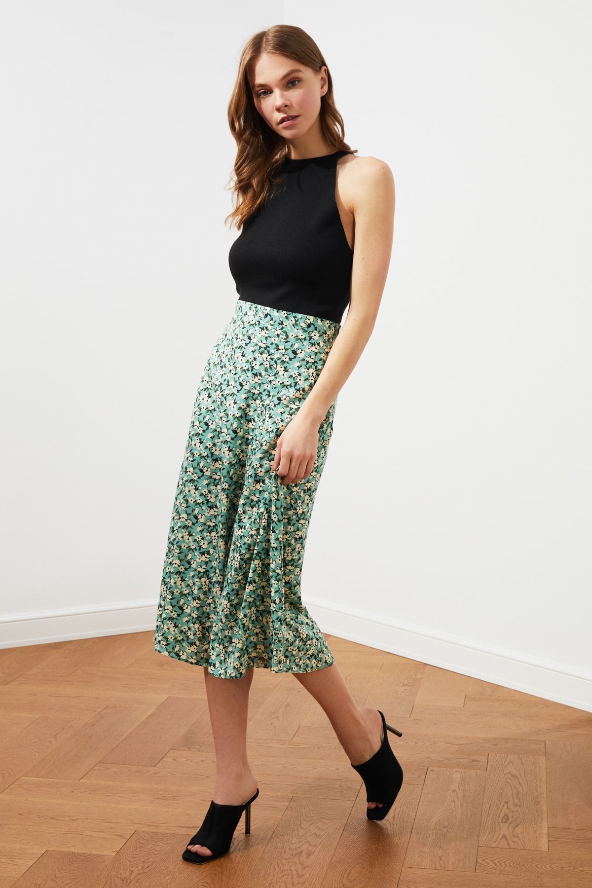 Trendyol Collection-Grüner gewebter Midirock aus Viskosestoff mit Schlitzdetail und Blumenmuster TWOSS20ET0230 12