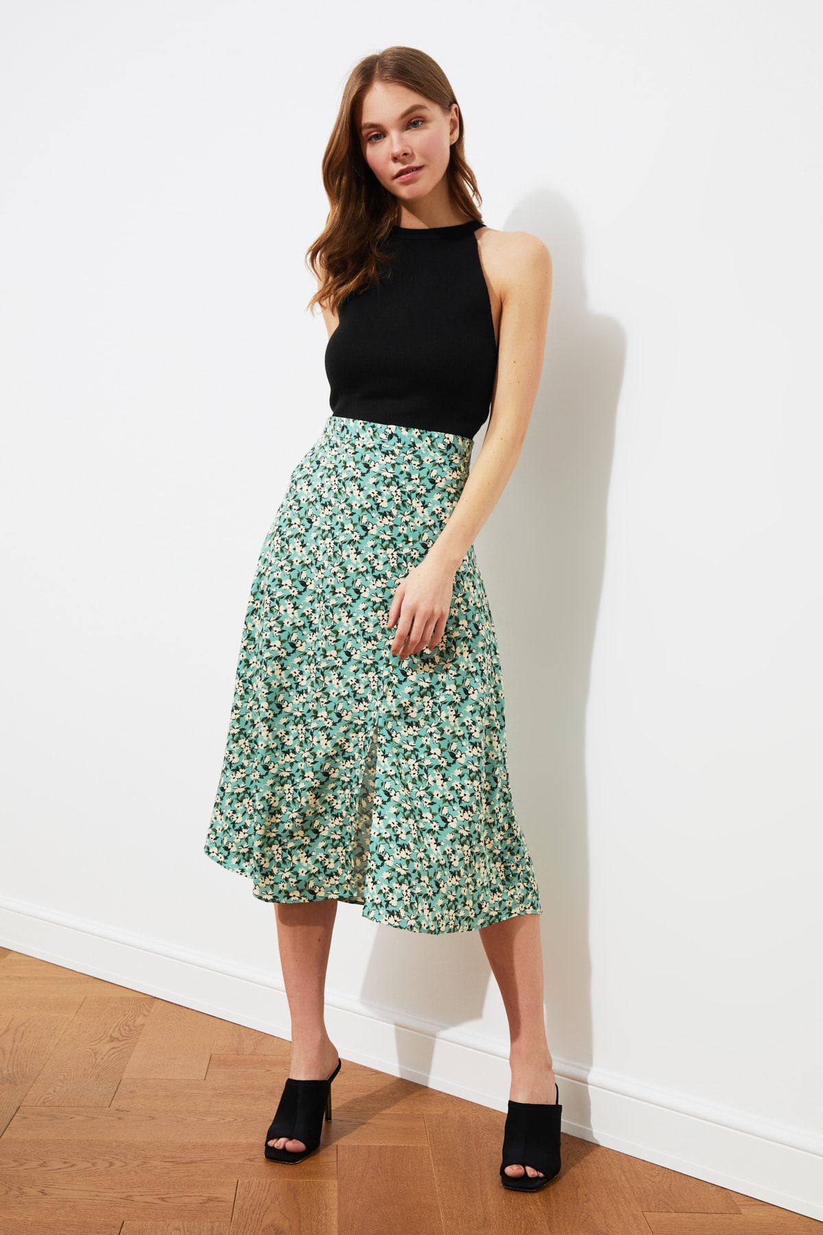 Trendyol Collection-Grüner gewebter Midirock aus Viskosestoff mit Schlitzdetail und Blumenmuster TWOSS20ET0230 13