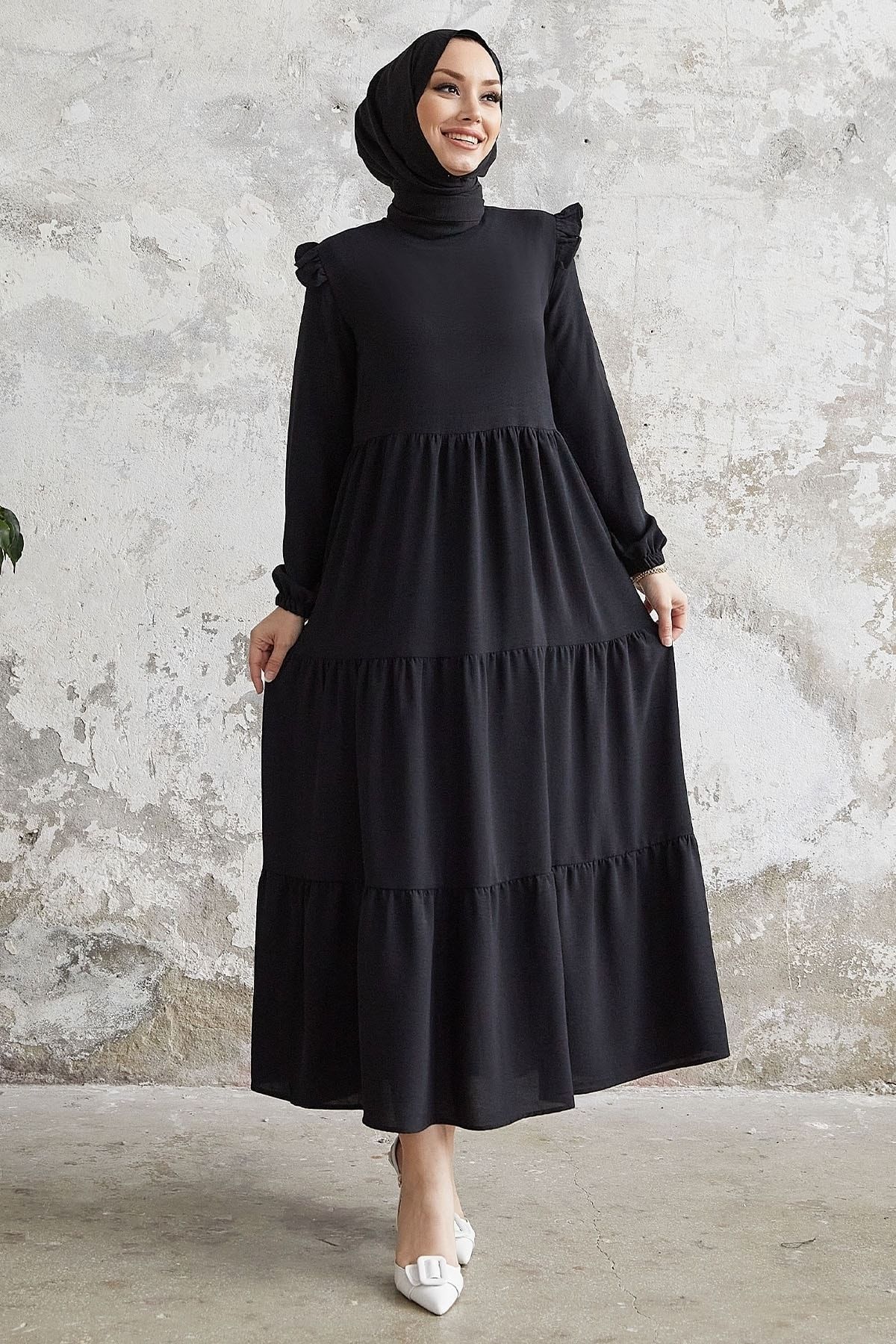 InStyle Sukienka Neya Casual Z Falbankami Na Ramionach - Czarna Kobieta - 42