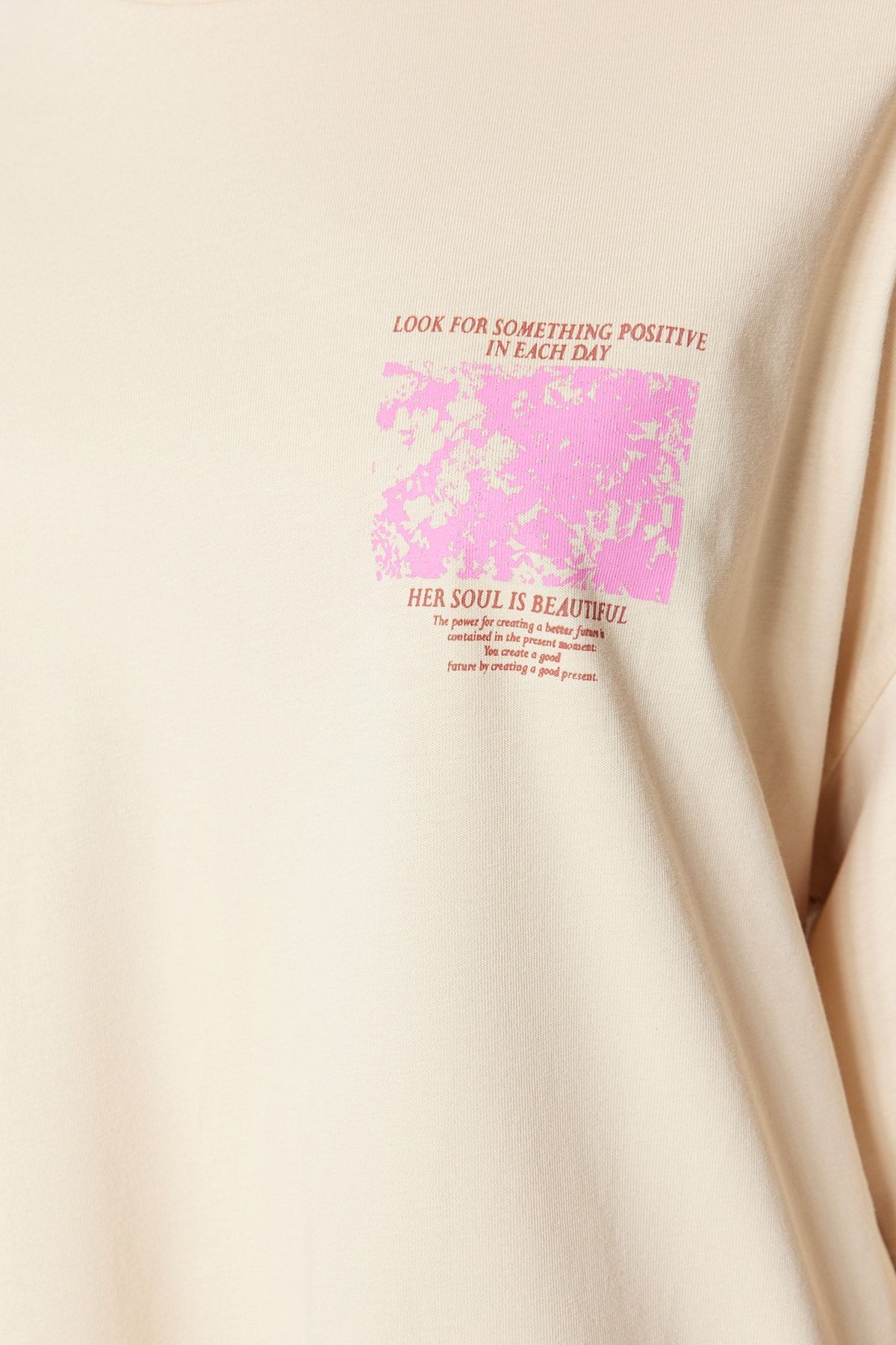 Trendyol Collection-Premium-Strick-T-Shirt aus 100 % Baumwolle mit bedruckter Vorder- und Rückseite in Übergröße/weitem Muster TWOSS23TS00269 11