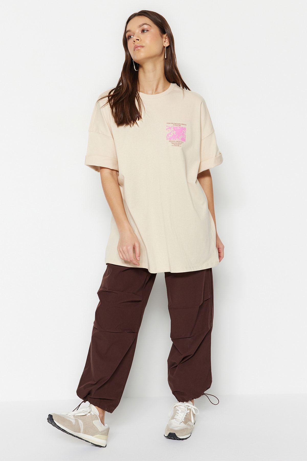 Trendyol Collection-Premium-Strick-T-Shirt aus 100 % Baumwolle mit bedruckter Vorder- und Rückseite in Übergröße/weitem Muster TWOSS23TS00269 9