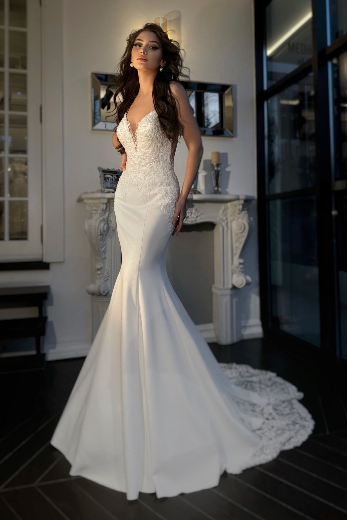 robe de mariage en satin dentelle col v et poisson