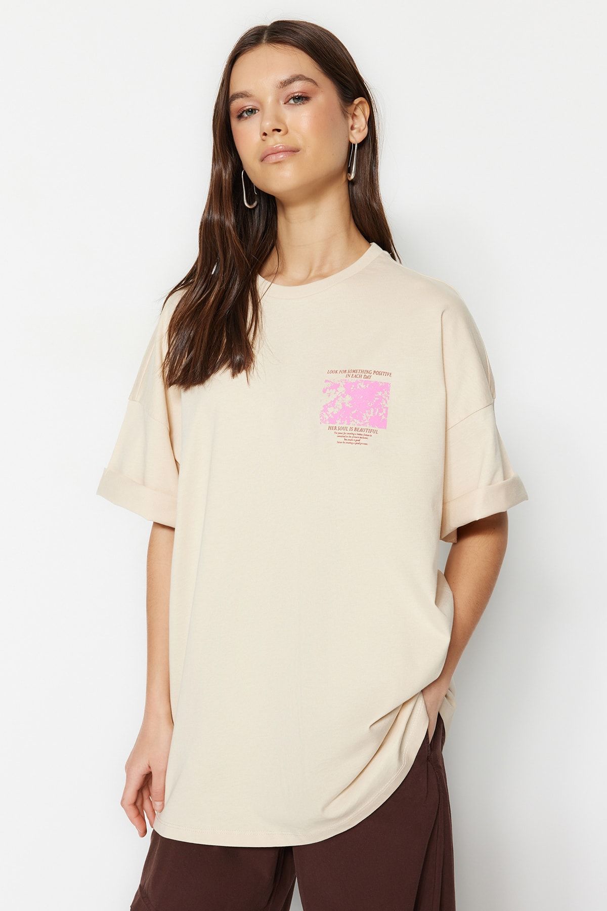 Trendyol Collection-Premium-Strick-T-Shirt aus 100 % Baumwolle mit bedruckter Vorder- und Rückseite in Übergröße/weitem Muster TWOSS23TS00269 10