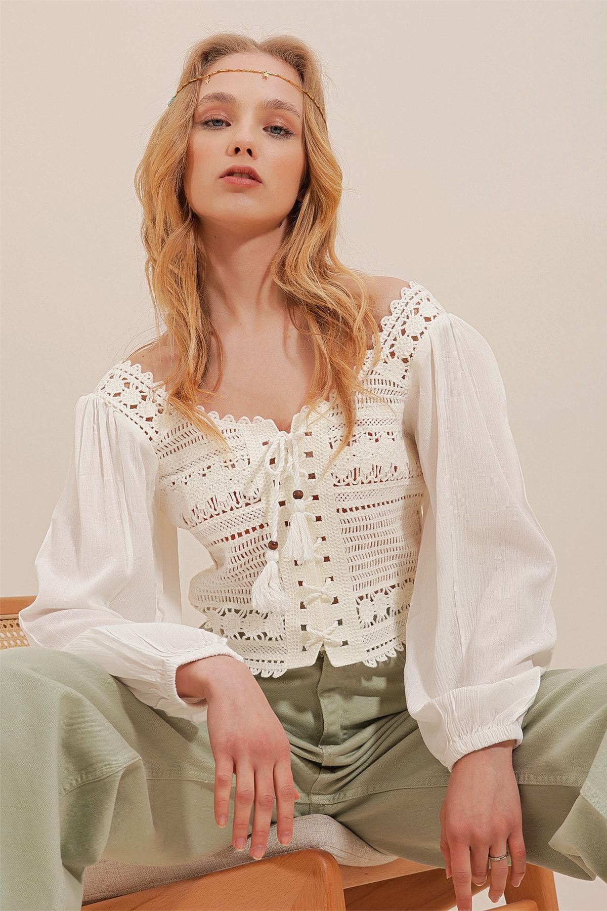 Trend Alaçatı Stili Gehäkelte, gewebte Crop-Bluse für Damen in Ecru mit  quadratischem Ausschnitt und Bindeband vorne ALC-X10028 - Trendyol
