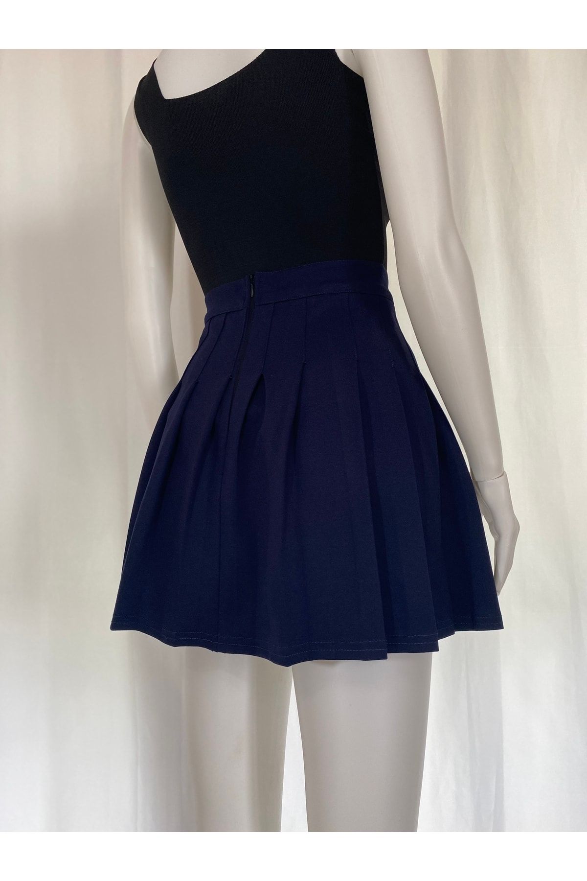 Dark blue store pleated skirt