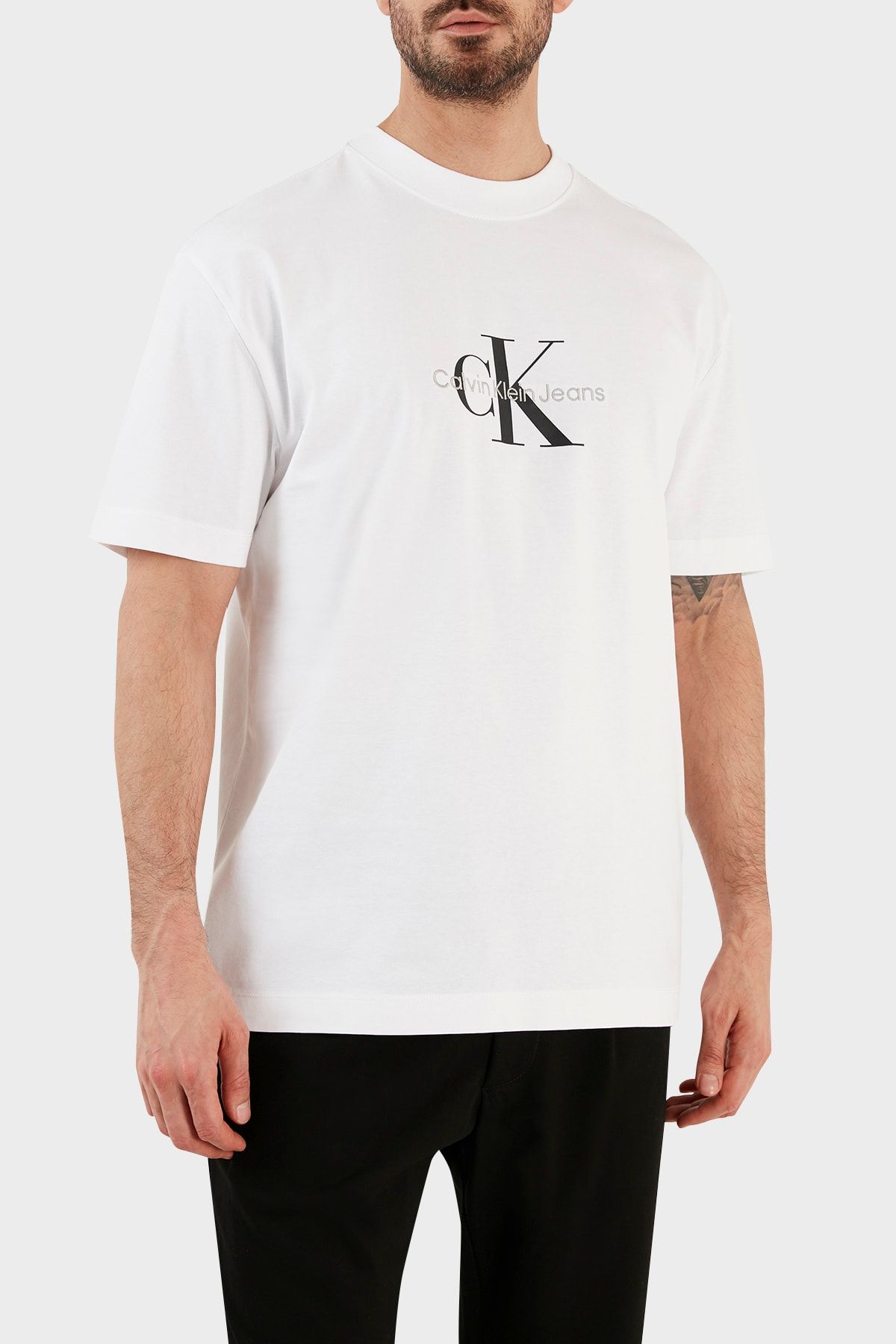 Calvin Klein Oversize-T-Shirt aus Bio-Baumwolle - Rundhalsausschnitt Trendyol mit Herren-T-Shirt J30j323307yaf