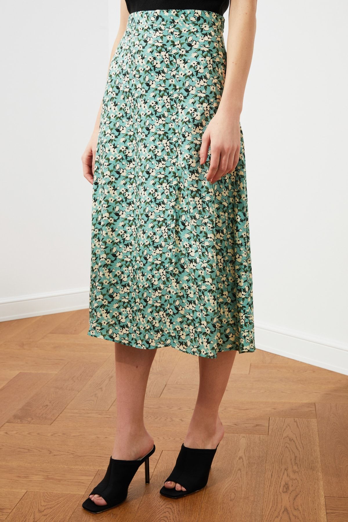 Trendyol Collection-Grüner gewebter Midirock aus Viskosestoff mit Schlitzdetail und Blumenmuster TWOSS20ET0230 14