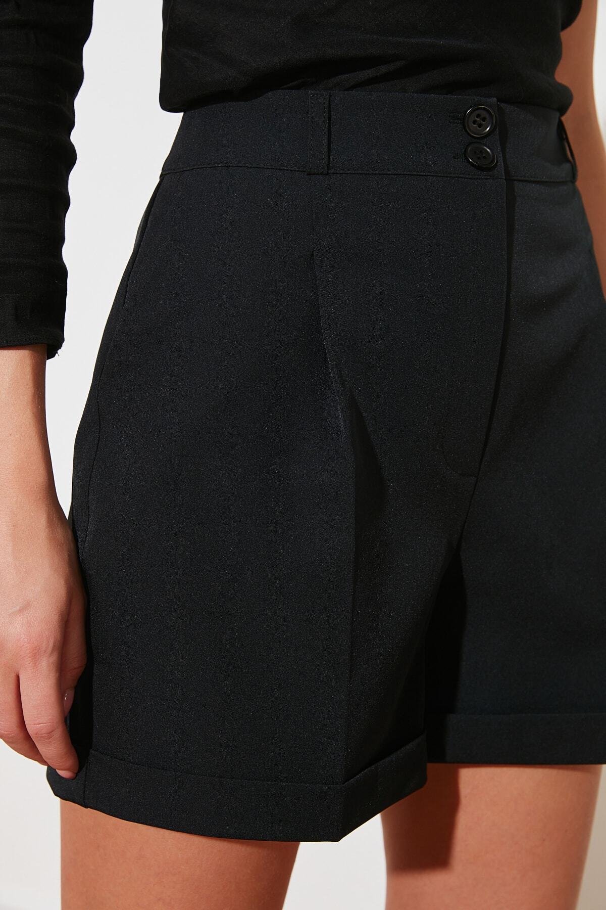 Trendyol Collection Czarne, plisowane, tkane szorty o regularnym kroju TWOSS21SR0478