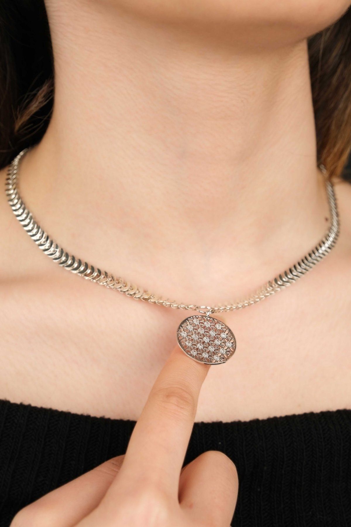 Gold fashion shop necklace