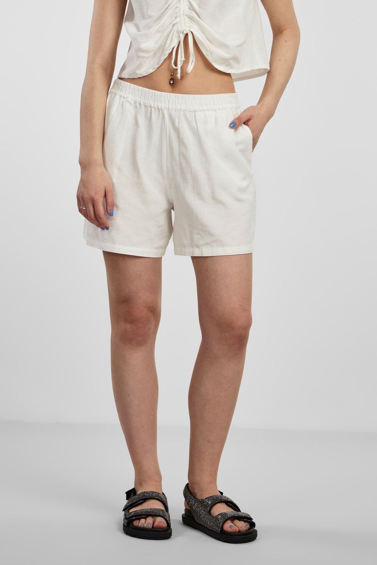 PIECES Shorts Weiß Mittlerer Bund Fast ausverkauft NA8697
