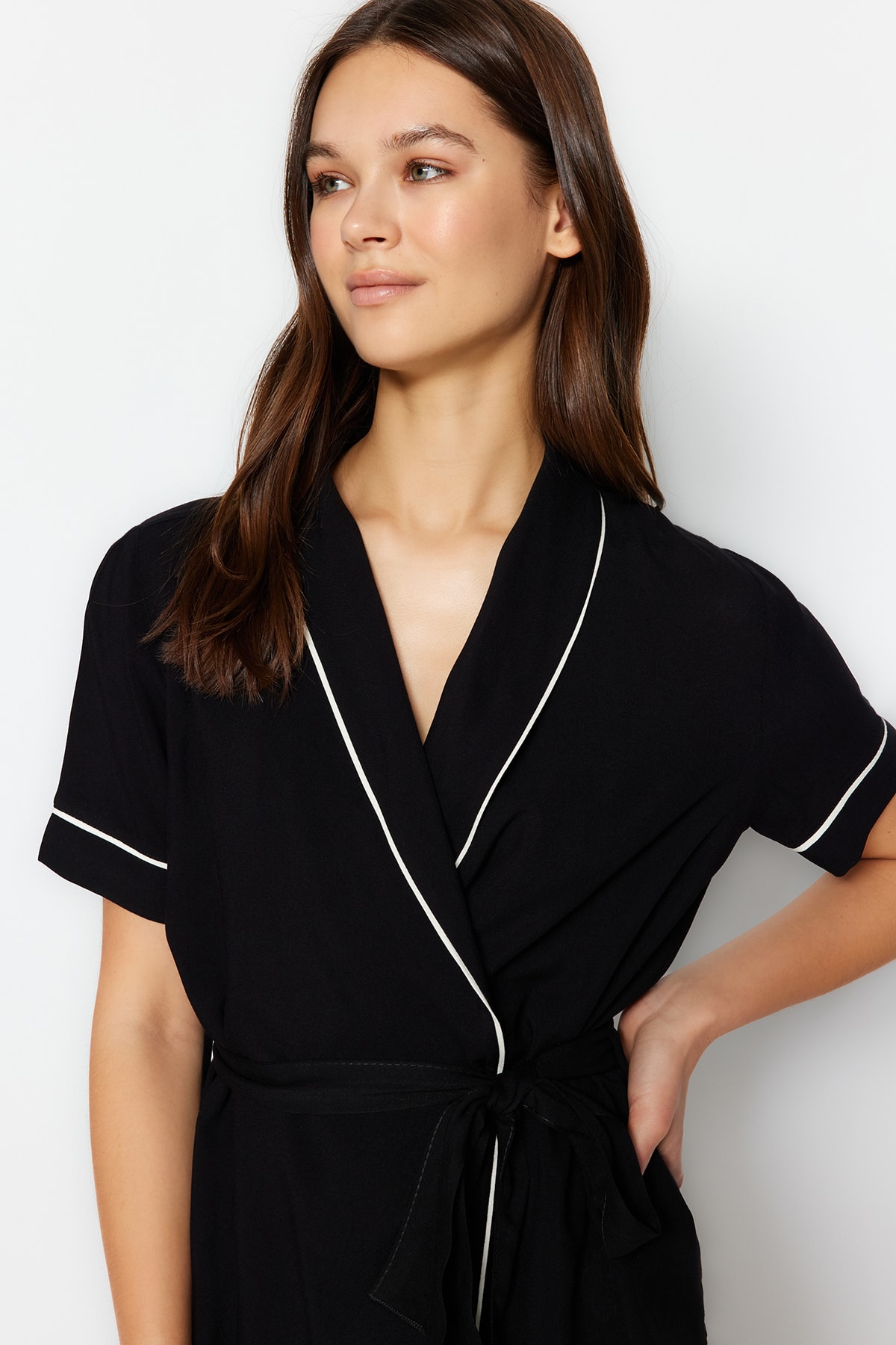 Trendyolmilla  Siyah Kuşaklı Biye Detaylı Viskon Şortlu Dokuma Pijama Takımı THMSS23PT00203 - Görsel 2