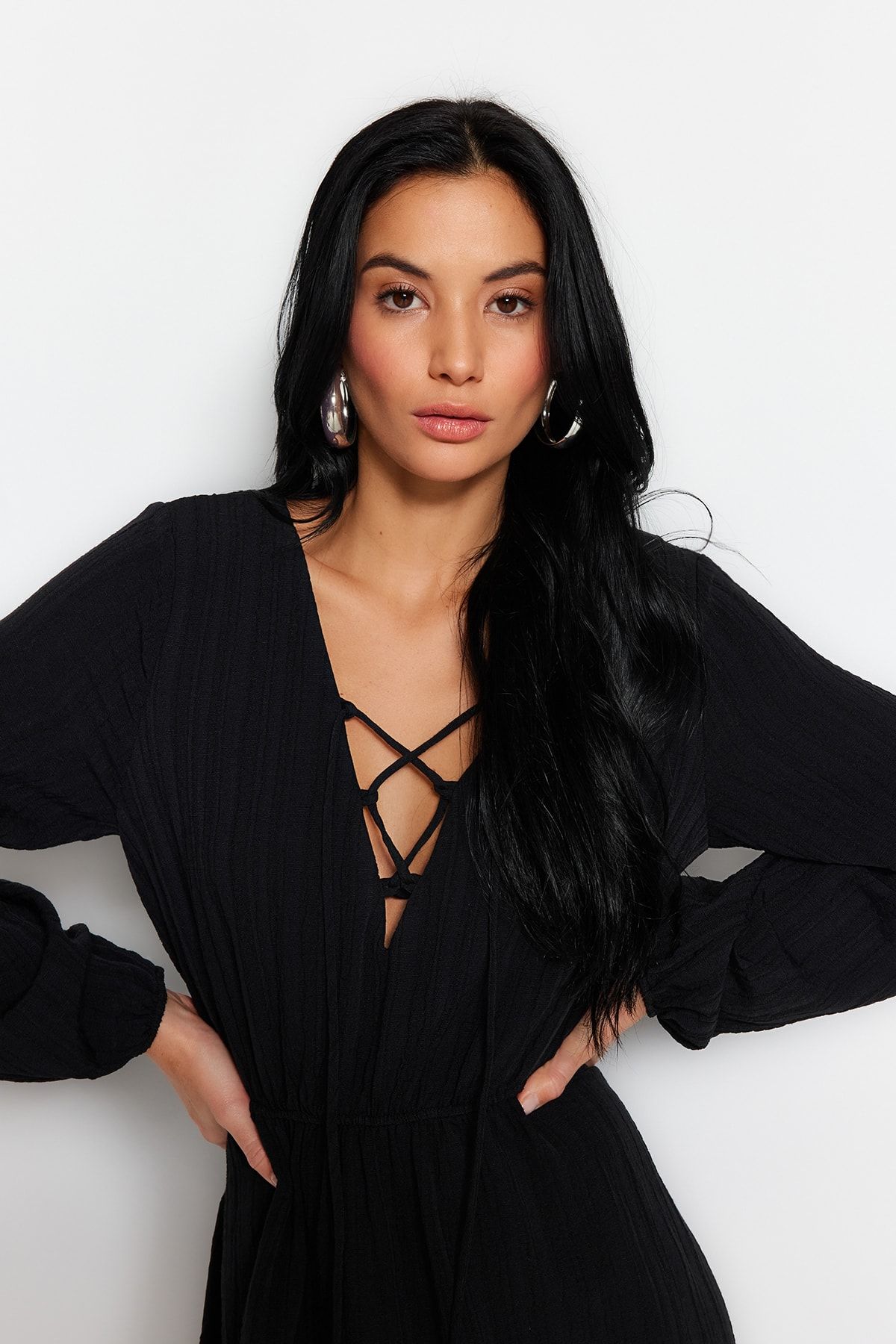 Trendyol Collection-Schwarzes, gewebtes Mini-Strandkleid aus Leinenmischung zum Binden TBESS23EL00103 7
