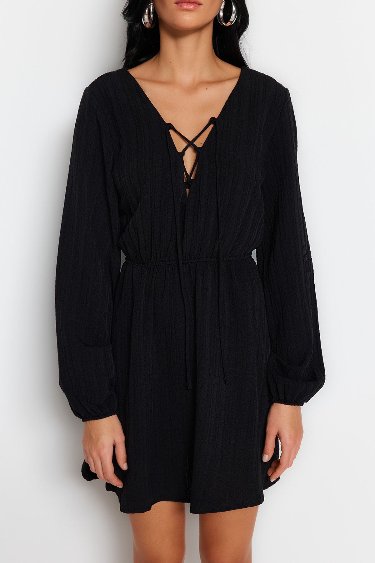 Trendyol Collection-Schwarzes, gewebtes Mini-Strandkleid aus Leinenmischung zum Binden TBESS23EL00103 9