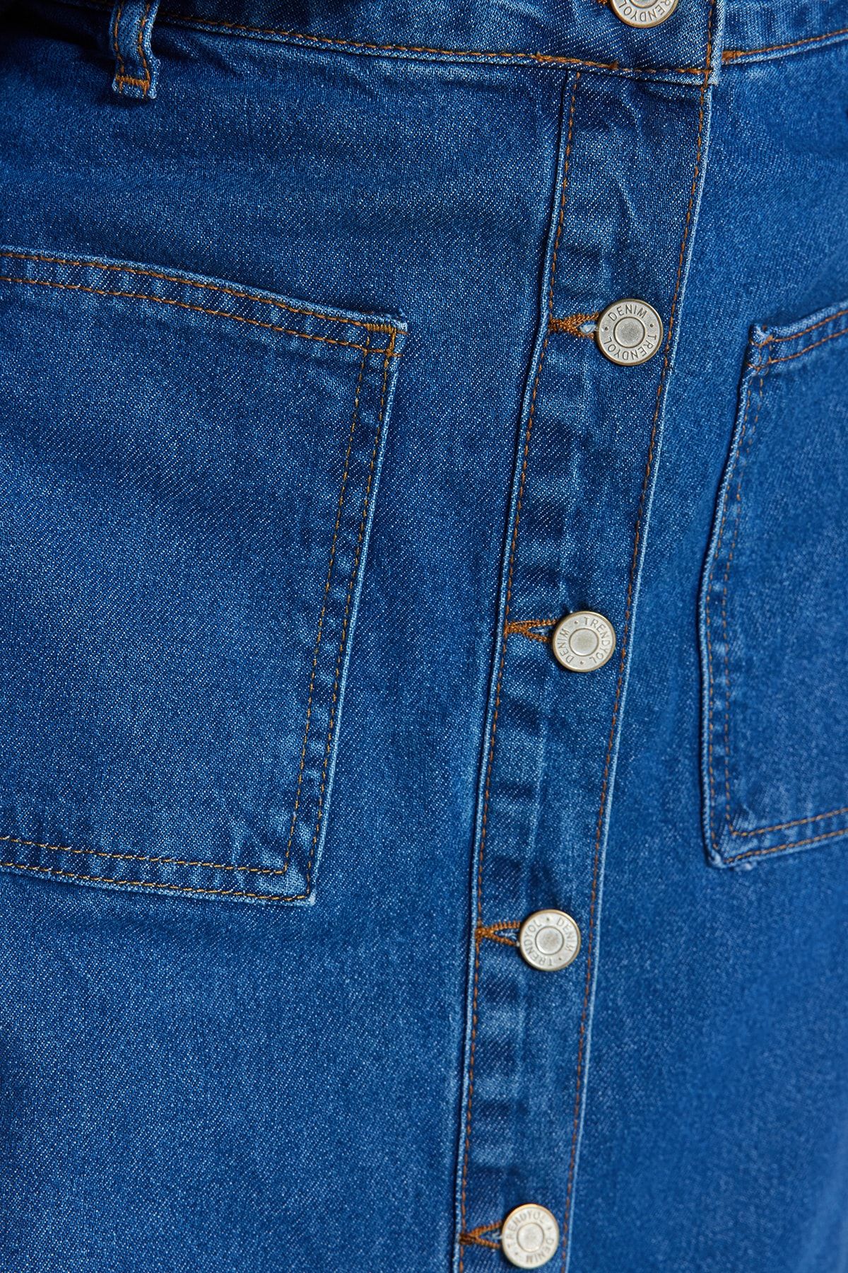 Trendyol Collection-Dunkler Indigo-Maxi-Jeansrock mit hoher Taille und doppelter Tasche und Knopfleiste vorne TCTSS23EE00002 5