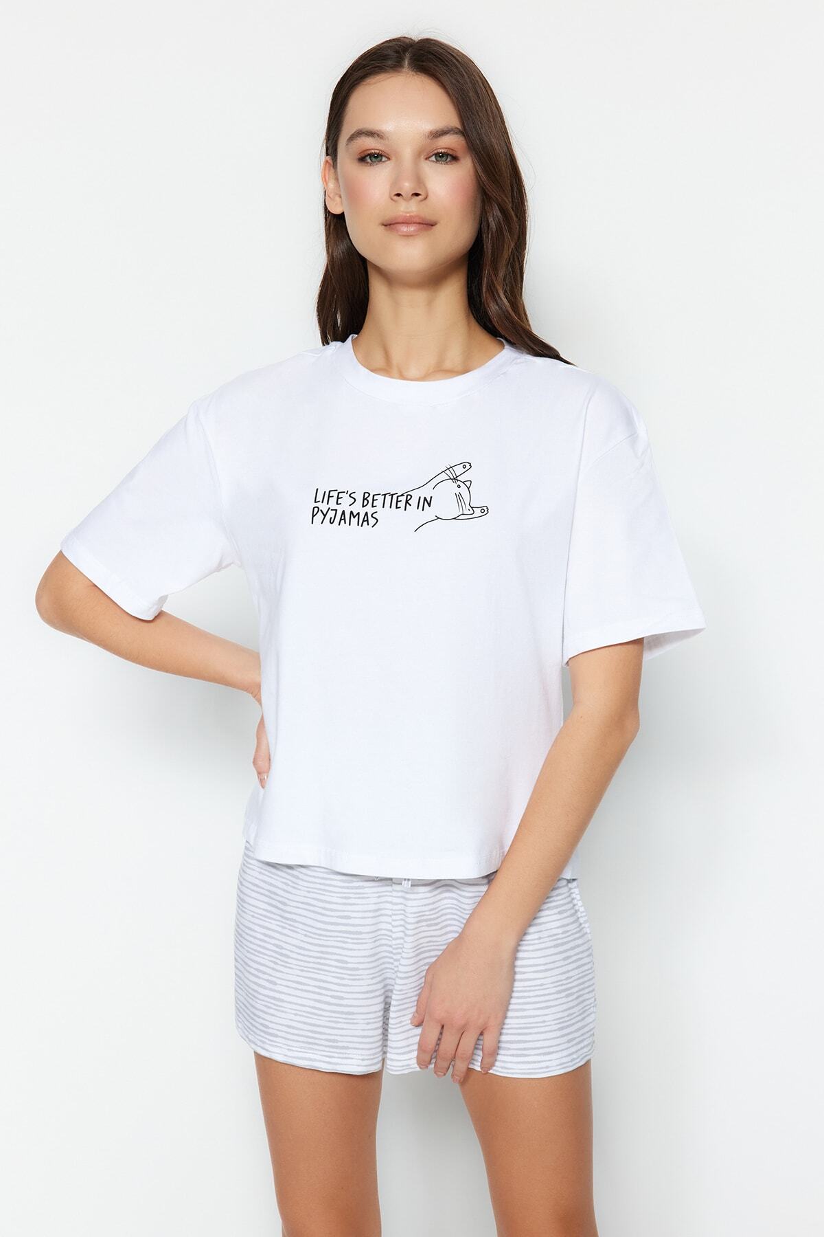Trendyol Collection-Bílá bavlněná pruhovaná pletená pyžamová souprava s potištěným sloganem THMSS23PT00228 2