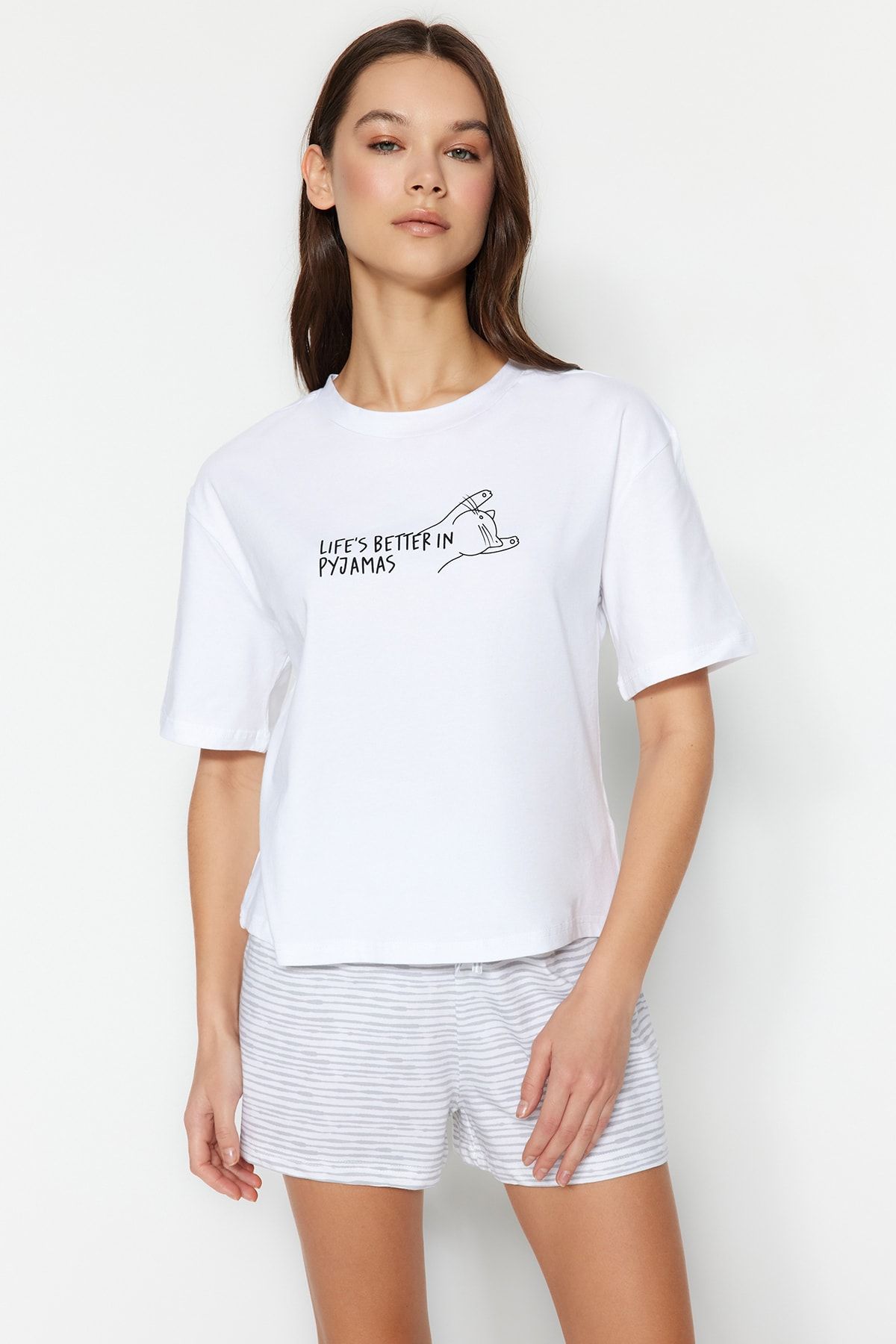 Trendyol Collection-Bílá bavlněná pruhovaná pletená pyžamová souprava s potištěným sloganem THMSS23PT00228 7