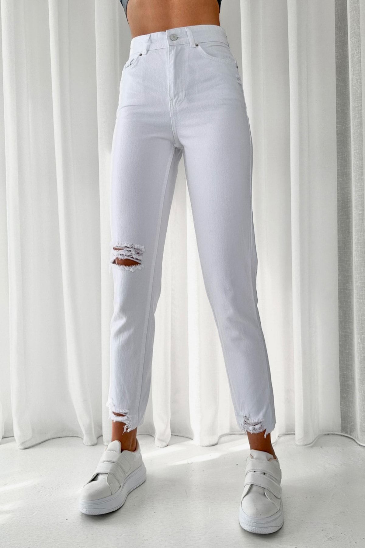 Gaydalı Giyim Kadın Beyaz Iç Göstermez Paça Yırtık Detaylı Tek Diz Yırtık Kot Mom Jeans Fiyatı
