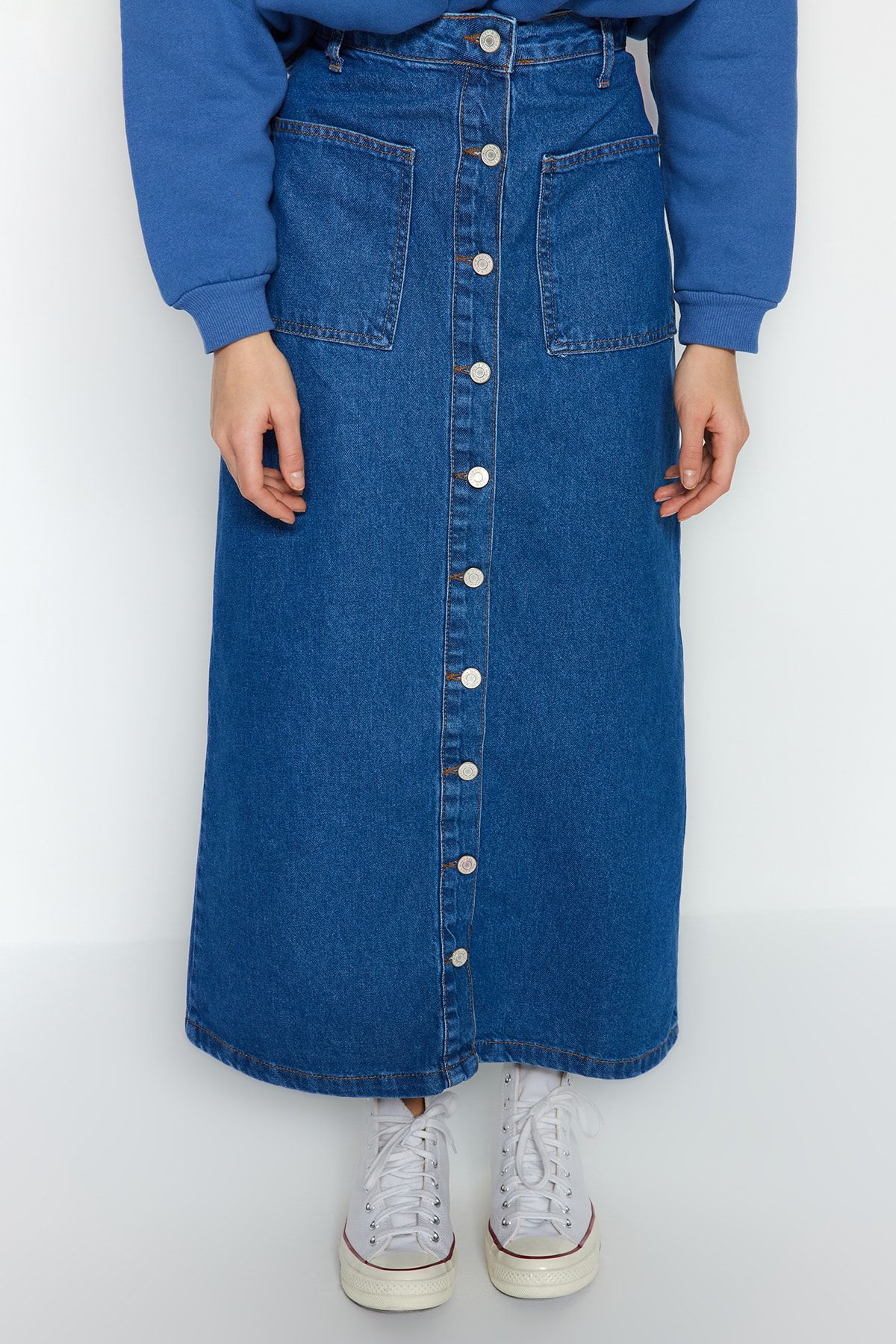 Trendyol Collection-Dunkler Indigo-Maxi-Jeansrock mit hoher Taille und doppelter Tasche und Knopfleiste vorne TCTSS23EE00002 4
