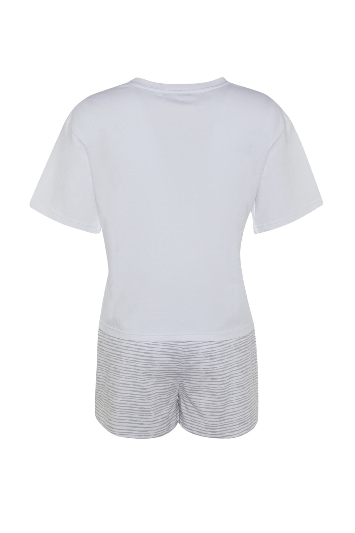 Trendyol Collection-Bílá bavlněná pruhovaná pletená pyžamová souprava s potištěným sloganem THMSS23PT00228 12