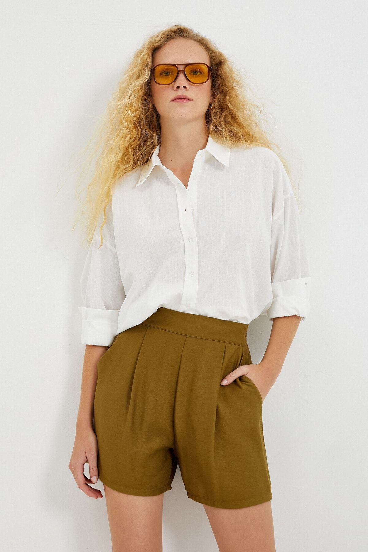 Koton-Taschenfaltenshorts im Satin-Look 2