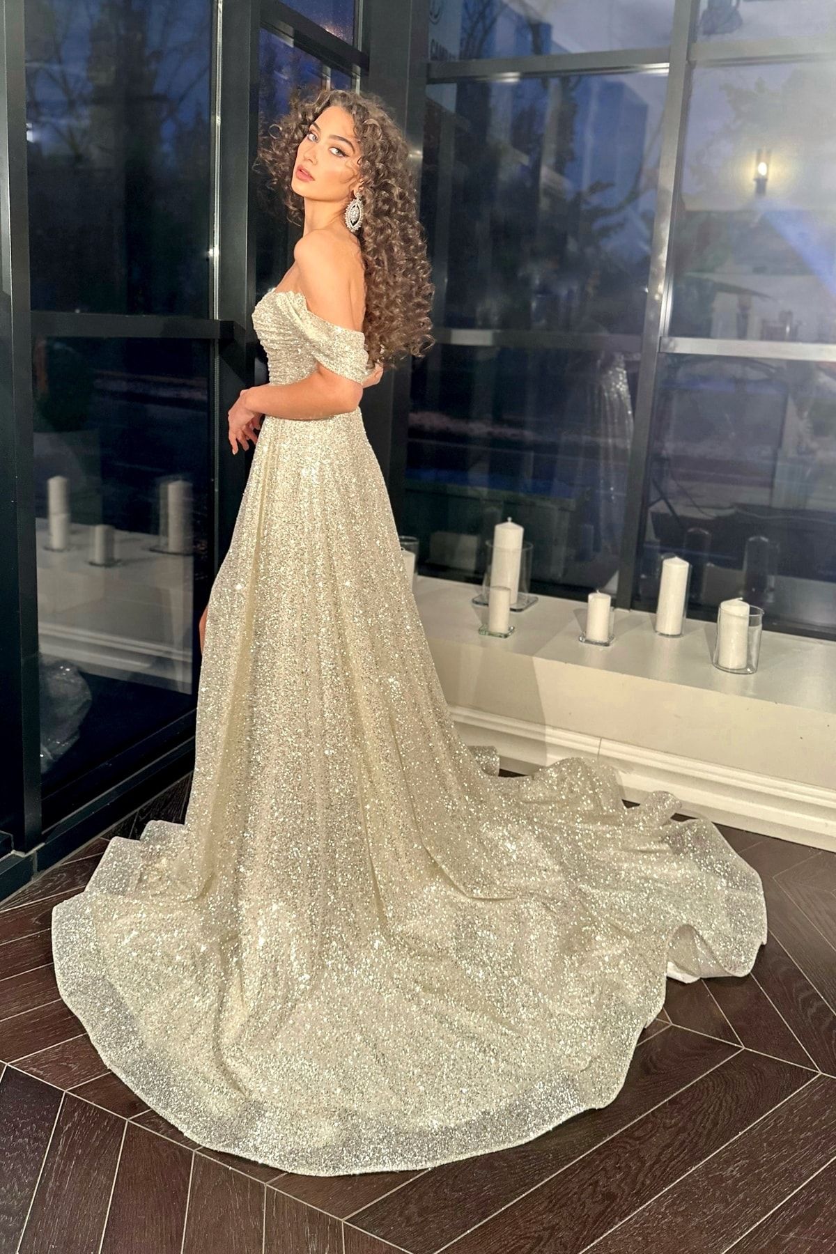 cest une robe de mariée en dentelle