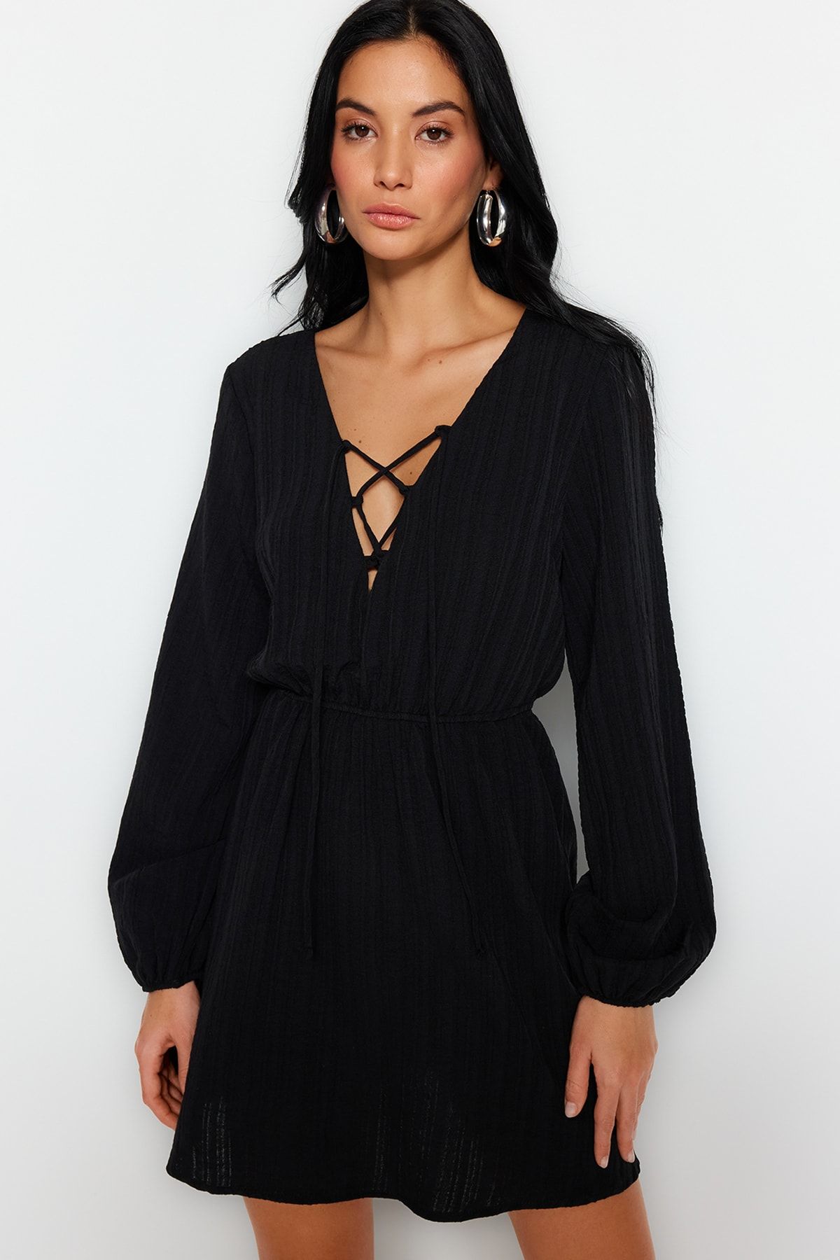 Trendyol Collection-Schwarzes, gewebtes Mini-Strandkleid aus Leinenmischung zum Binden TBESS23EL00103 8