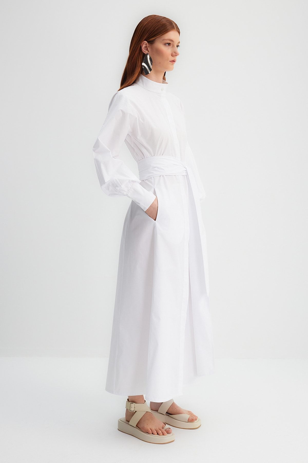 Trendyol Modest-X Kevser Sarıoglu Bílé tkané šaty ze 100% bavlny s popelínem se širokým páskem TCLSS23DB00009 3