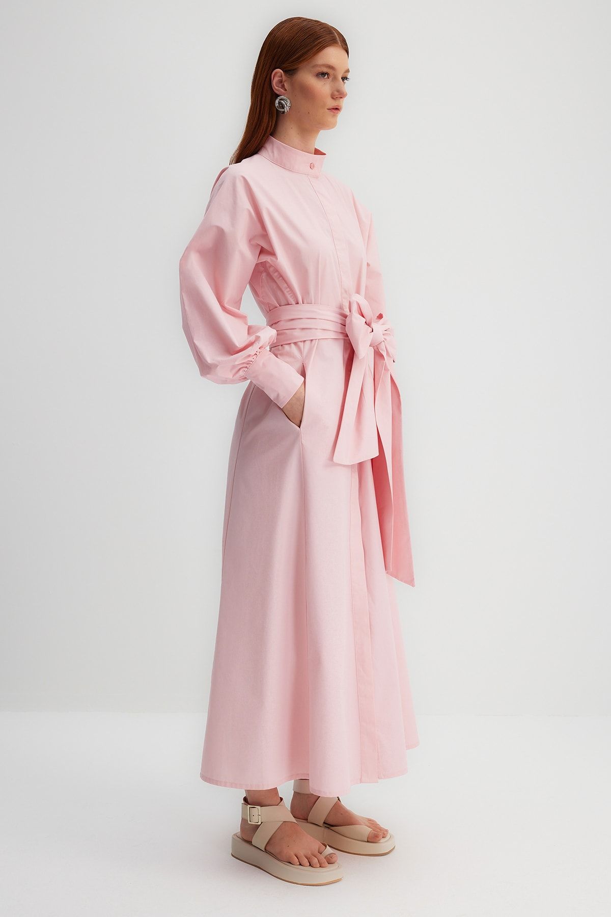 Trendyol Modest-X Kevser Sarıoglu Rosa Kleid aus 100 % gewebtem Baumwollpopeline mit breitem Gürtel TCLSS23DB00009 2