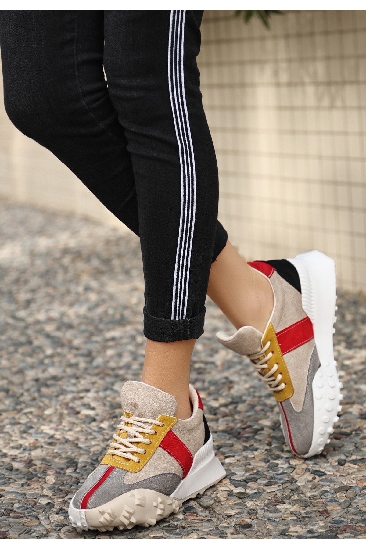 Kadın Sali Gri Süet Hardal Detaylı Spor Ayakkabı