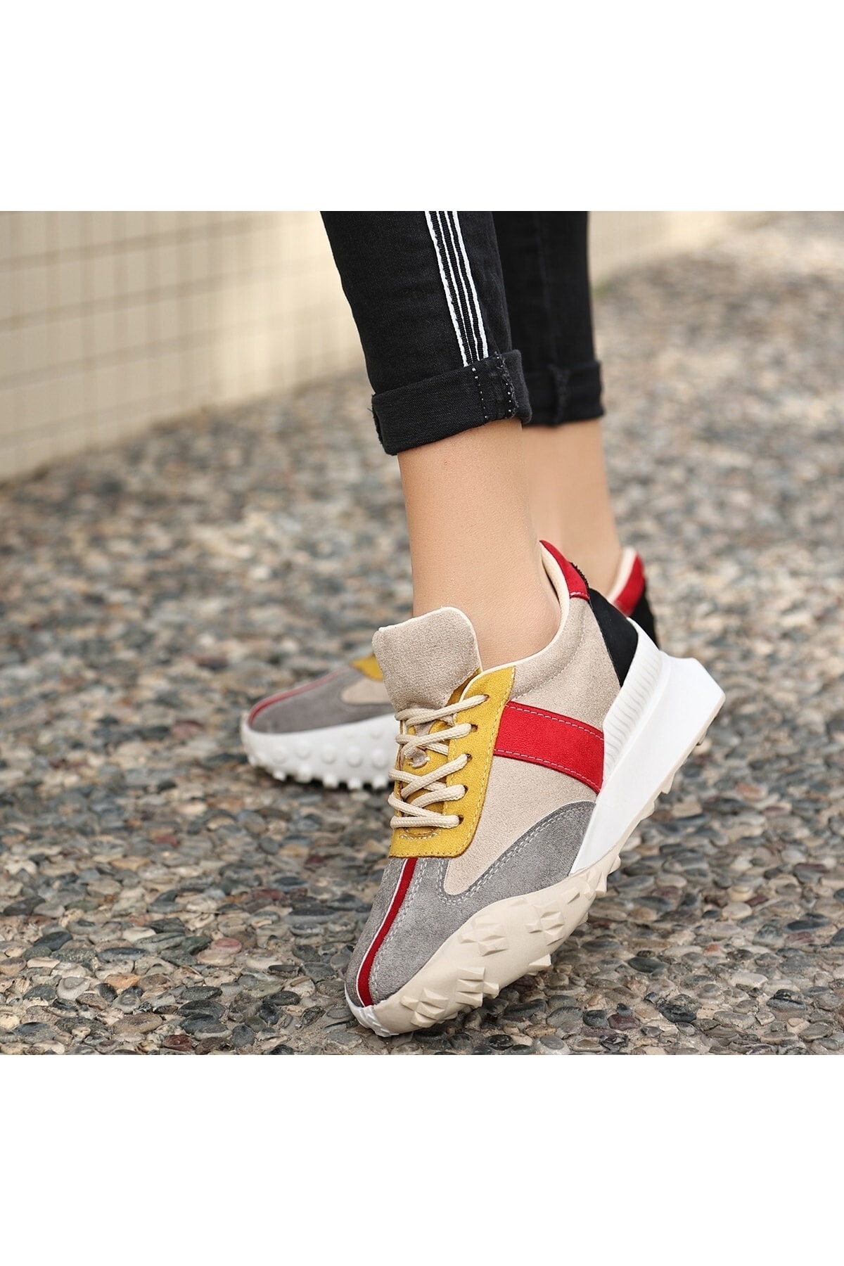 Kadın Sali Gri Süet Hardal Detaylı Spor Ayakkabı