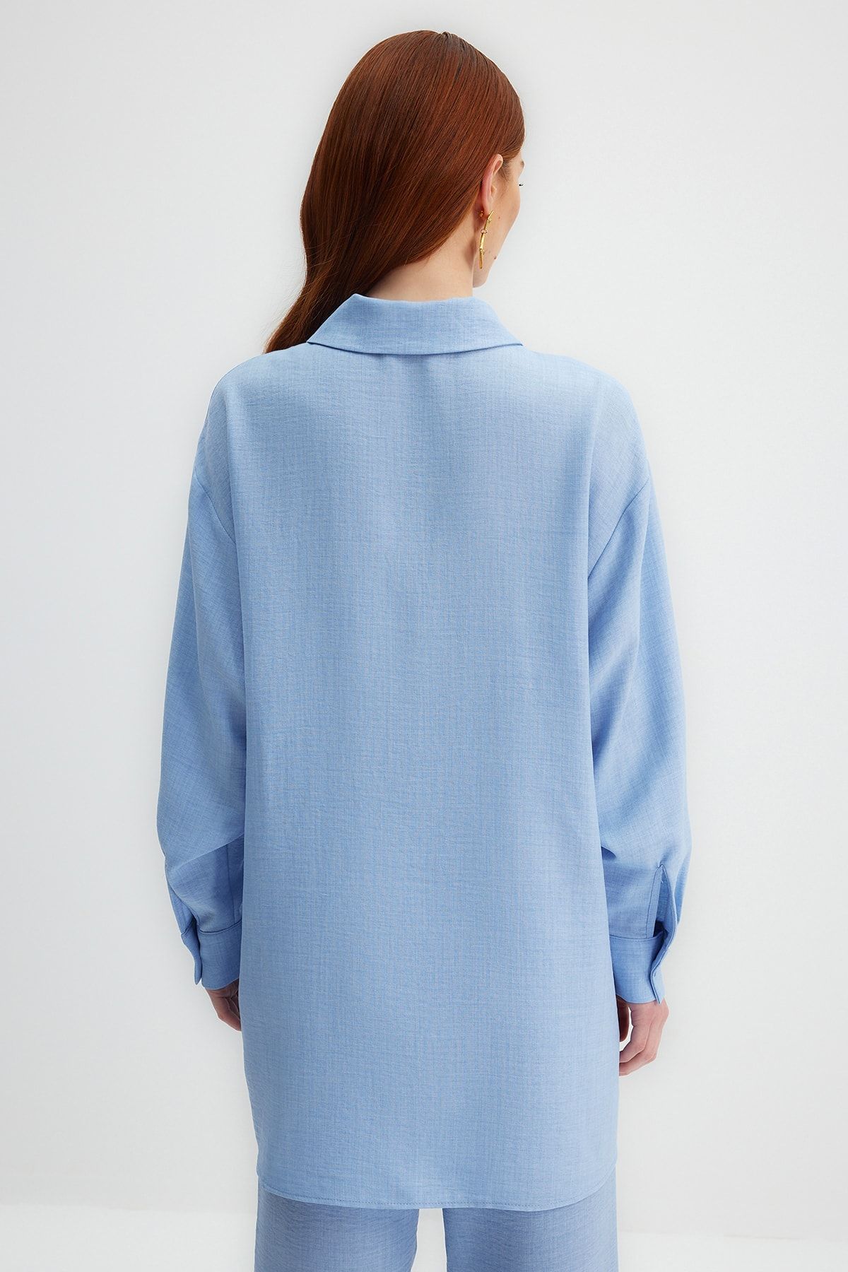 Trendyol Modest-X Kevser Sarıoglu Blaues, plissiertes, gewebtes Hemd TCLSS23TG00007 5