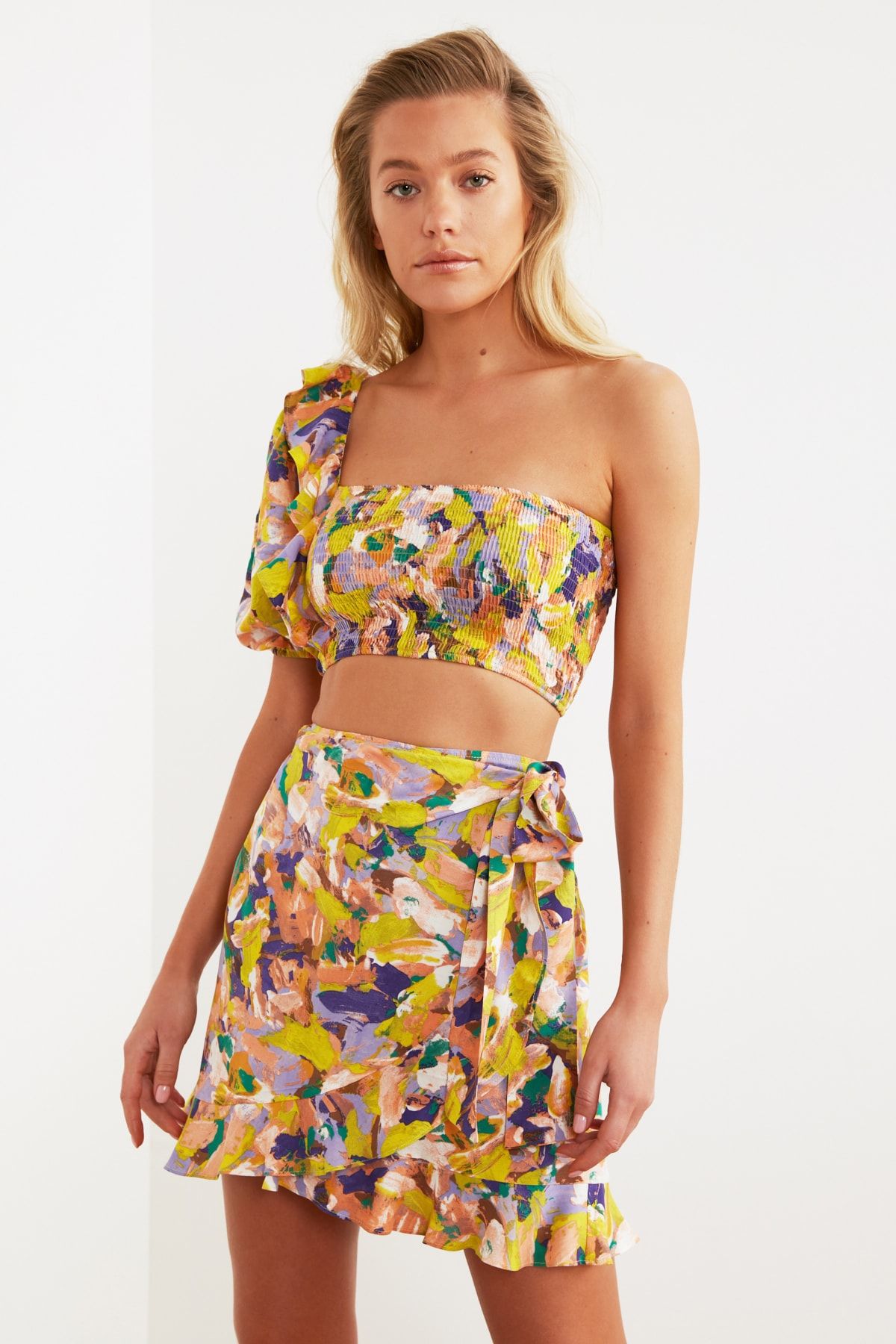 Trendyol Collection-Abstrakt gemustertes, gewebtes Rüschen-Set mit einer Schulter, Bluse und Rock TBESS20AU0030 8