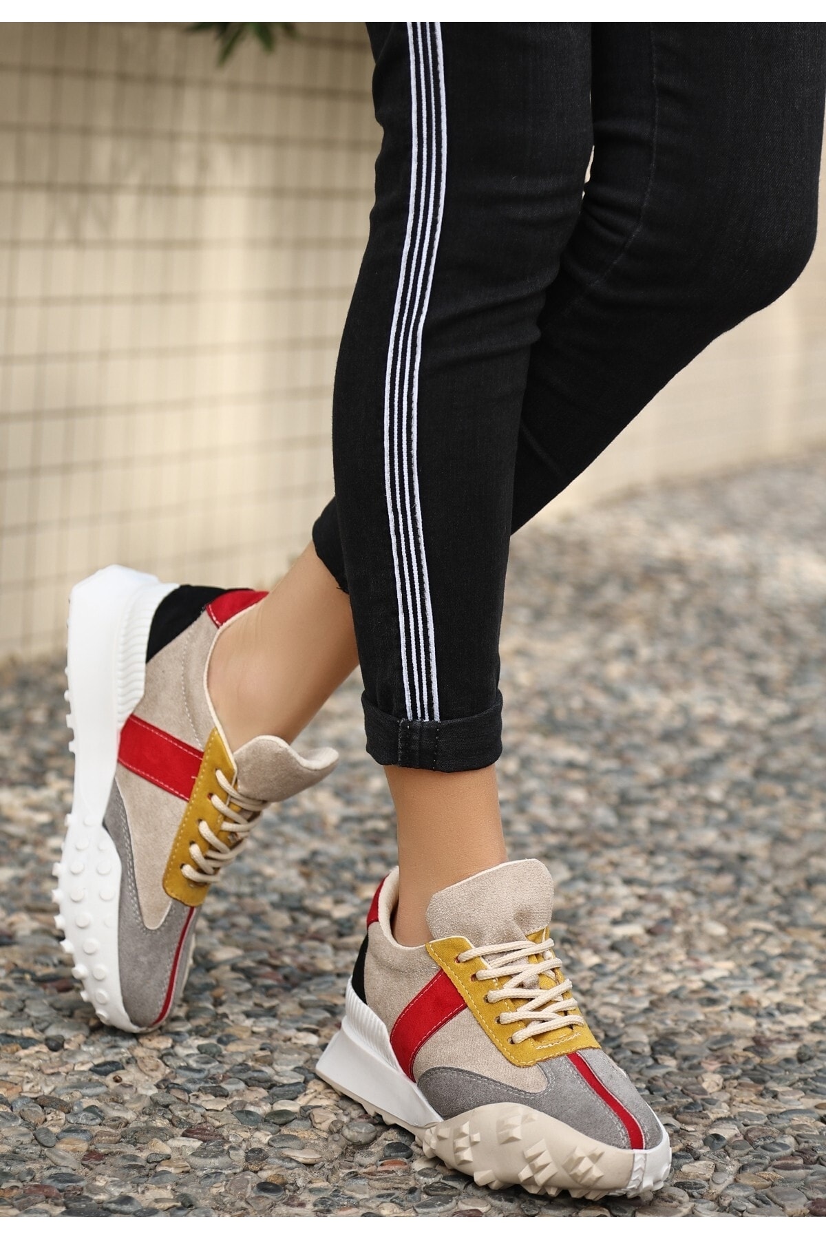 Kadın Sali Gri Süet Hardal Detaylı Spor Ayakkabı