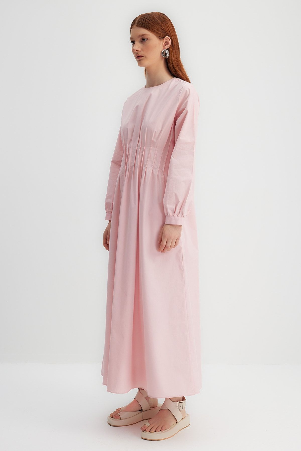 Trendyol Modest-X Kevser Sarıoglu Puderfarbenes, geripptes Kleid mit Taschendetails aus 100 % Baumwollpopeline TCLSS23EB00005 2
