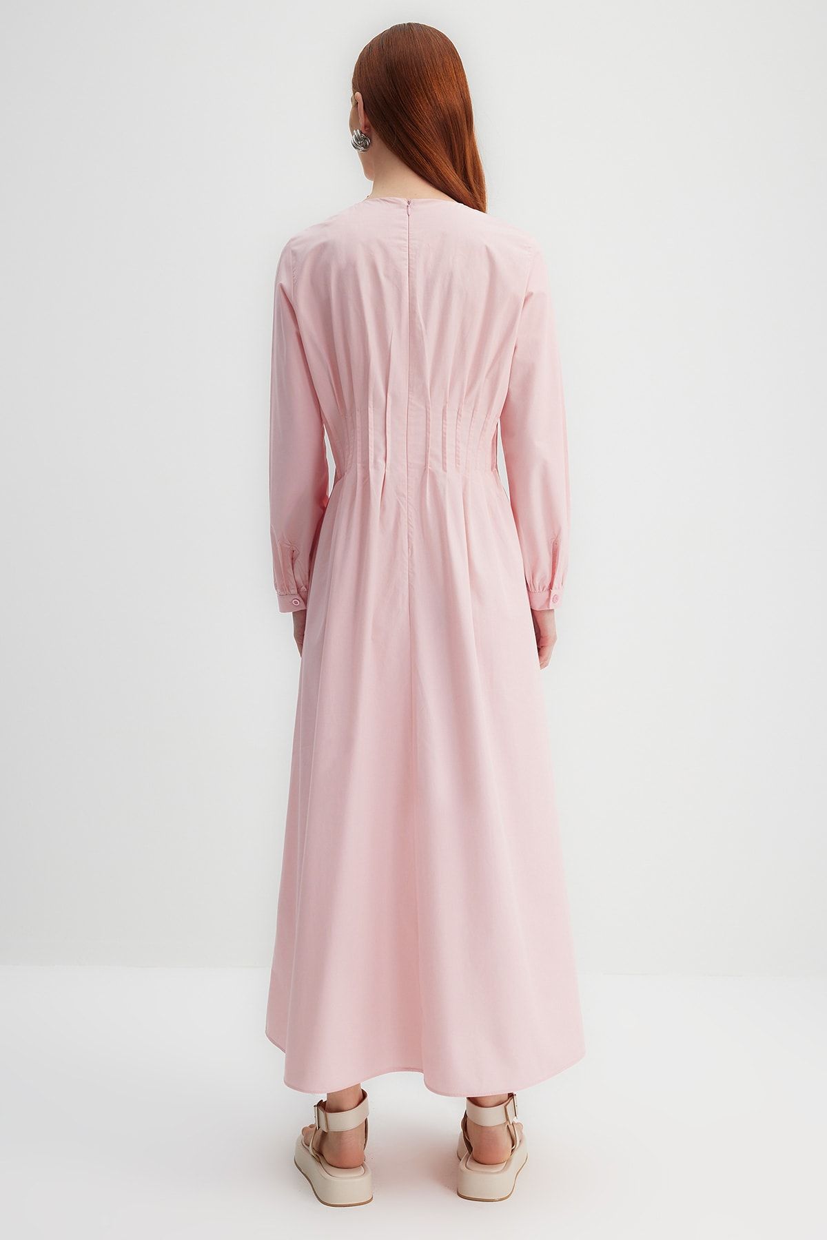 Trendyol Modest-X Kevser Sarıoglu Puderfarbenes, geripptes Kleid mit Taschendetails aus 100 % Baumwollpopeline TCLSS23EB00005 5