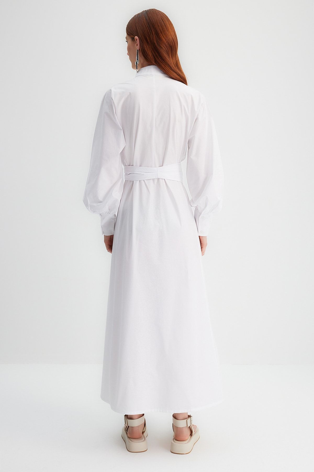Trendyol Modest-X Kevser Sarıoglu Bílé tkané šaty ze 100% bavlny s popelínem se širokým páskem TCLSS23DB00009 5