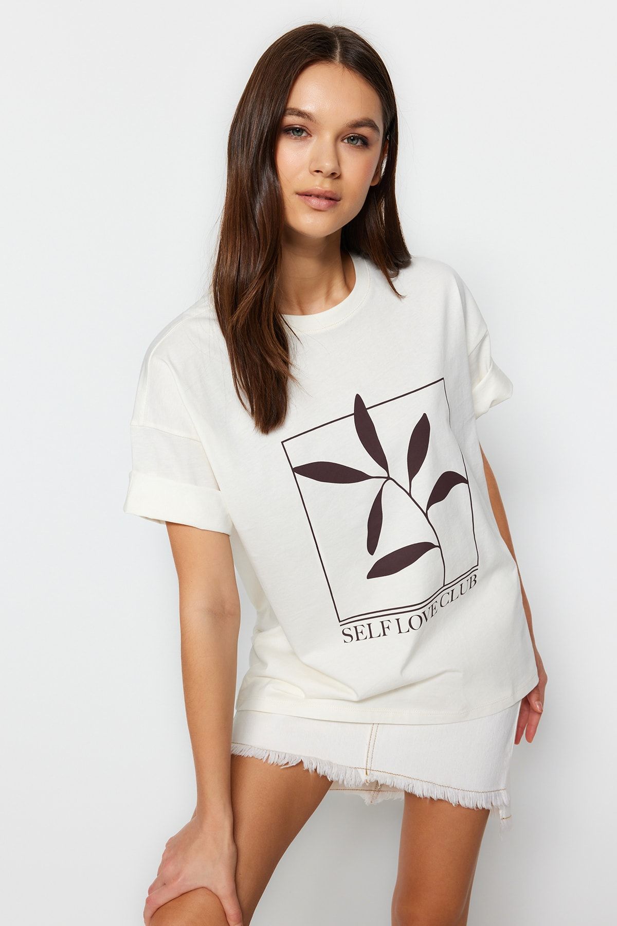 Trendyol Collection T-shirt z dzianiny w kolorze ecru, 100% z nadrukiem bawełnianym, o luźnym kroju, z okrągłym dekoltem TWOSS23TS00267