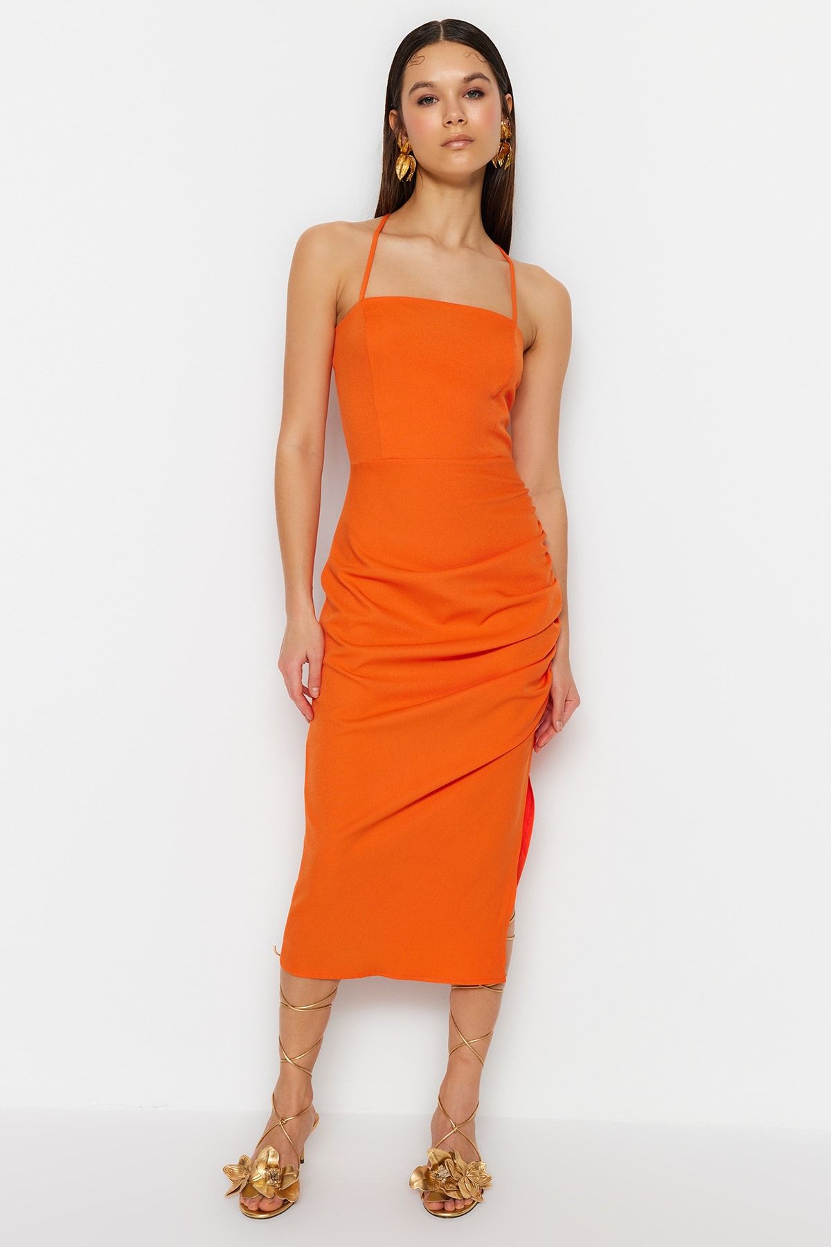 Trendyol Collection Elegancka pomarańczowa suknia wieczorowa Midi - szczegółowo drapowana, tkana TPRSS23EL00543