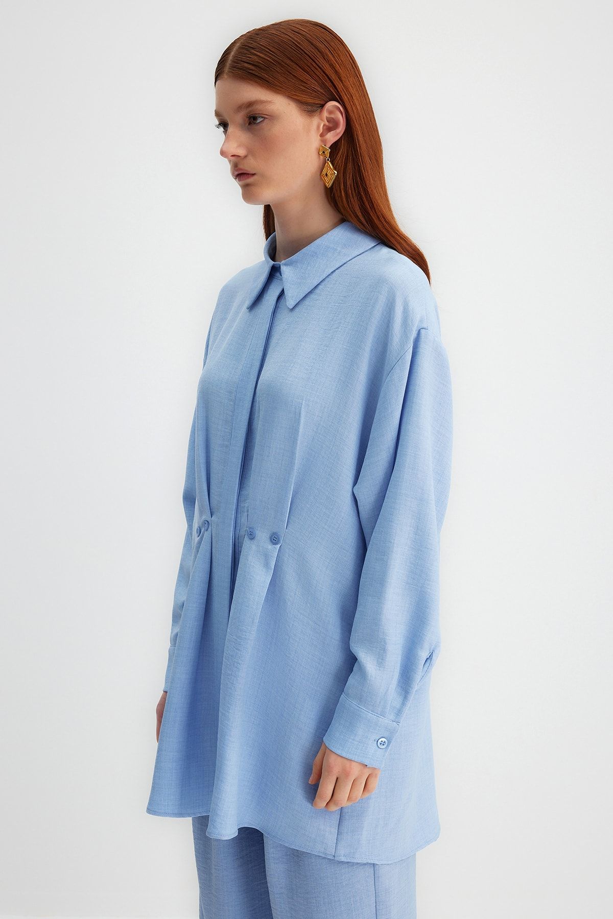 Trendyol Modest-X Kevser Sarıoglu Blaues, plissiertes, gewebtes Hemd TCLSS23TG00007 3