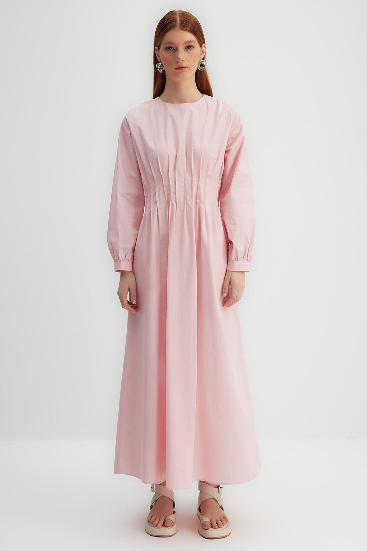 Trendyol Modest-X Kevser Sarıoglu Puderfarbenes, geripptes Kleid mit Taschendetails aus 100 % Baumwollpopeline TCLSS23EB00005 1