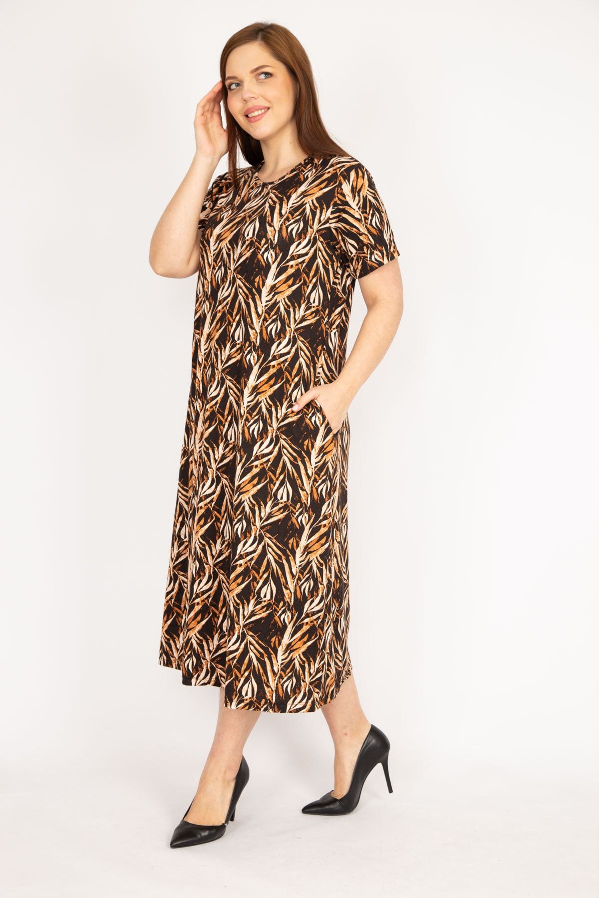 Şans Braunes, kurzärmliges Kleid mit Rundhalsausschnitt für Damen in großen  Größen - Trendyol