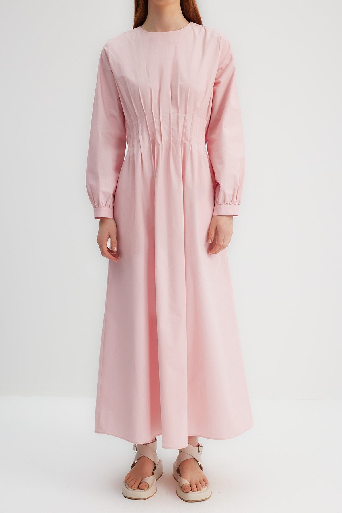 Trendyol Modest-X Kevser Sarıoglu Puderfarbenes, geripptes Kleid mit Taschendetails aus 100 % Baumwollpopeline TCLSS23EB00005 4